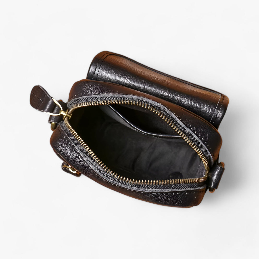 Borsa a tracolla nera da uomo, design compatto e pratico per tenere al sicuro gli accessori essenziali.