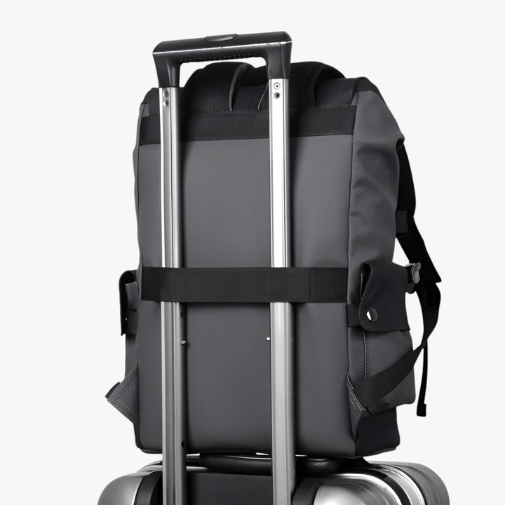 Elegante zaino uomo porta laptop, ideale per ufficio, università o tempo libero.