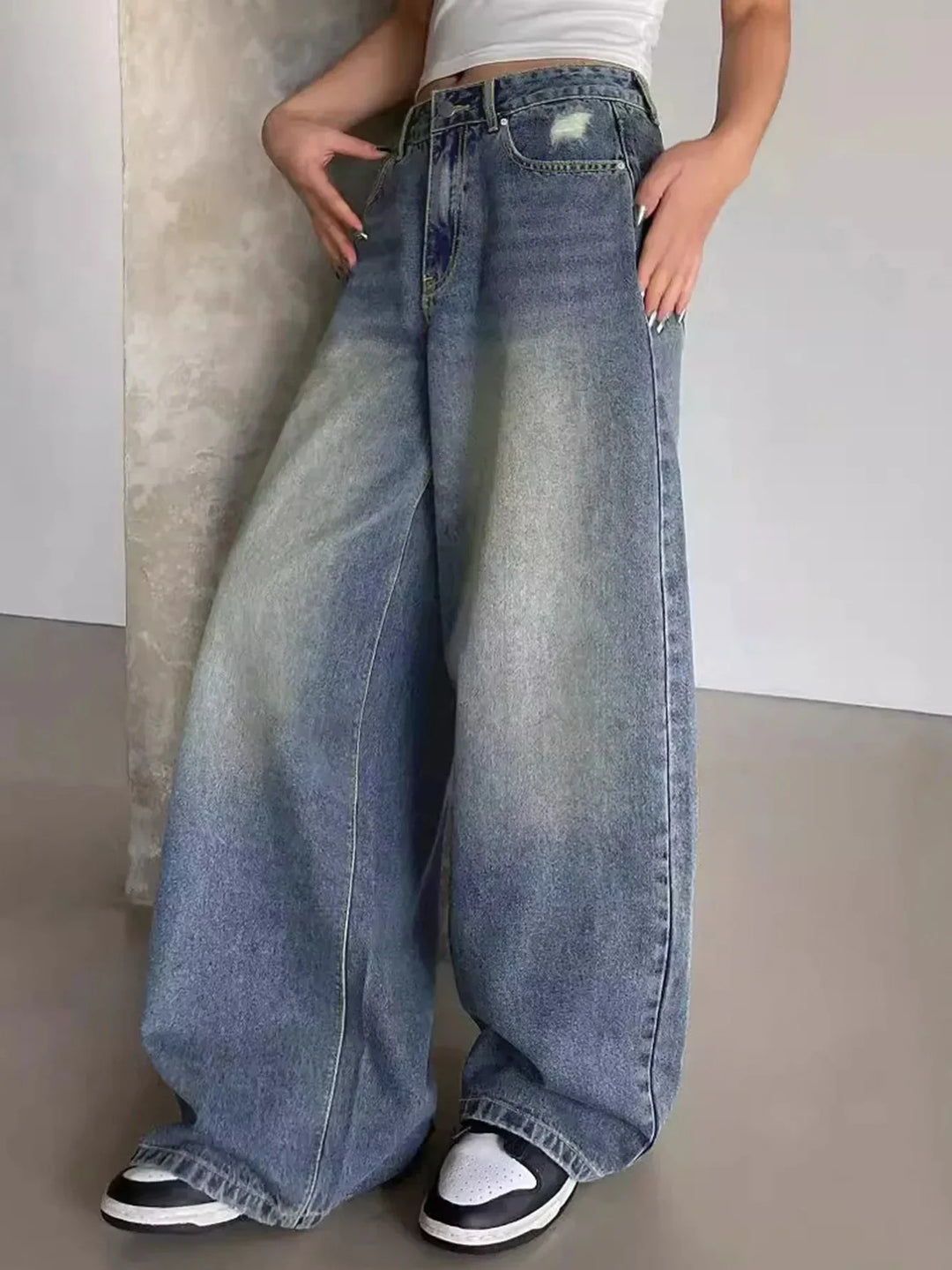 Moda donna: jeans larghi casual a vita media, perfetti per un look moderno e di tendenza.