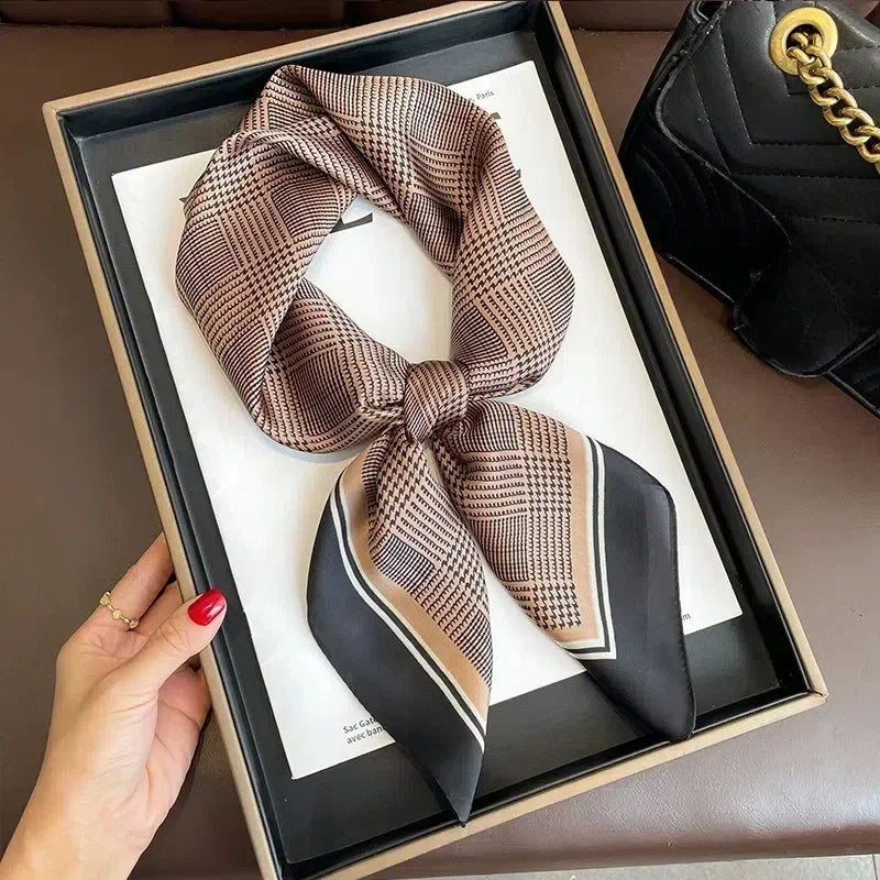 Foulard donna in raso satinato, stampa geometrica raffinata, accessorio chic e versatile.
