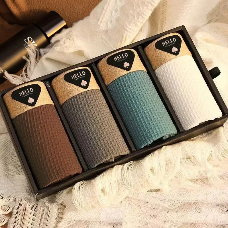 Biancheria intima uomo: set 4 boxer in poliestere elastan, garantiscono comfort e resistenza nel tempo.