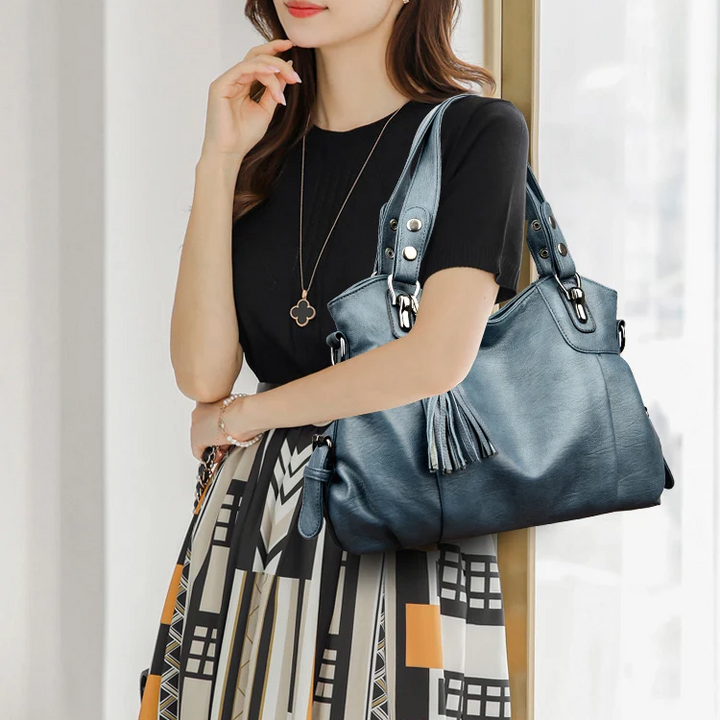 Donna elegante con borsa a spalla nera, versatile per ogni occasione. Accessorio moda essenziale.