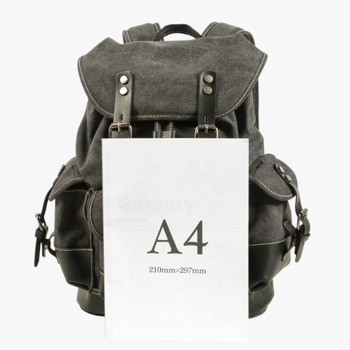 Zaino da trekking uomo nero, robusto e multitasche per avventure ed escursioni impegnative.