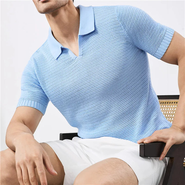 Polo uomo estiva di tendenza, manica corta, scollo a V. Eleganza e freschezza per l'uomo moderno.