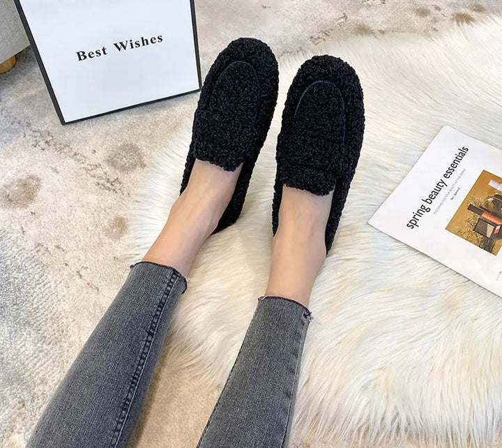 Scarpe invernali nere slip-on, design elegante e pratico per il comfort quotidiano della donna.