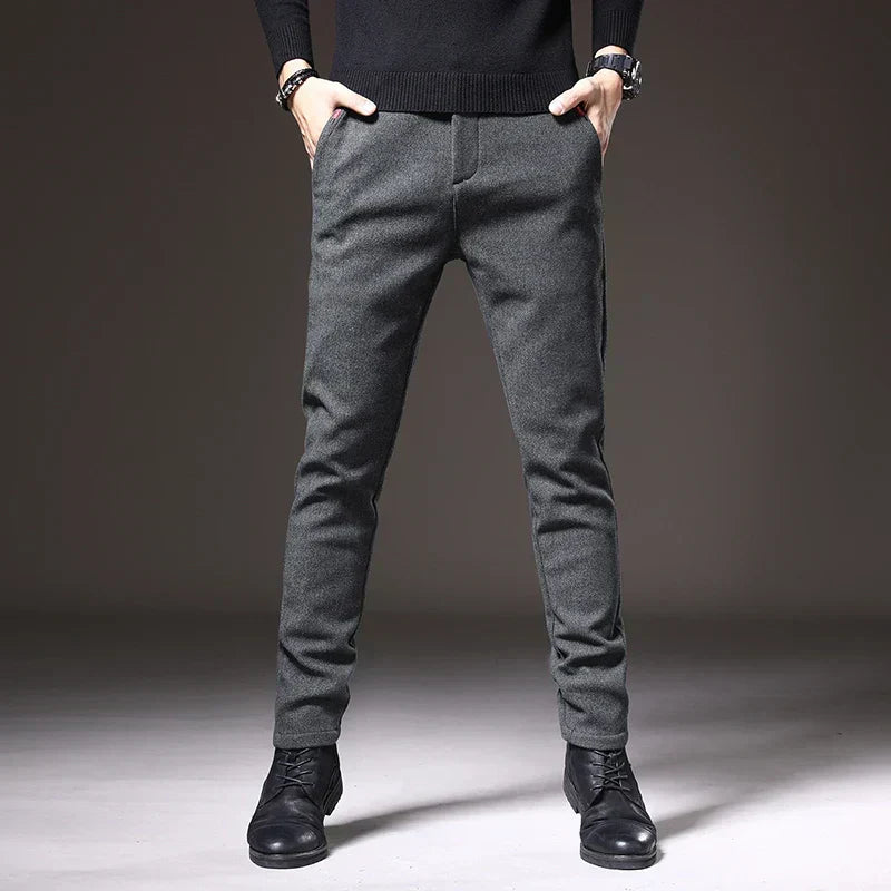 Pantaloni versatili slim fit da uomo, adatti dall'ufficio all'aperitivo, sempre impeccabili e alla moda.