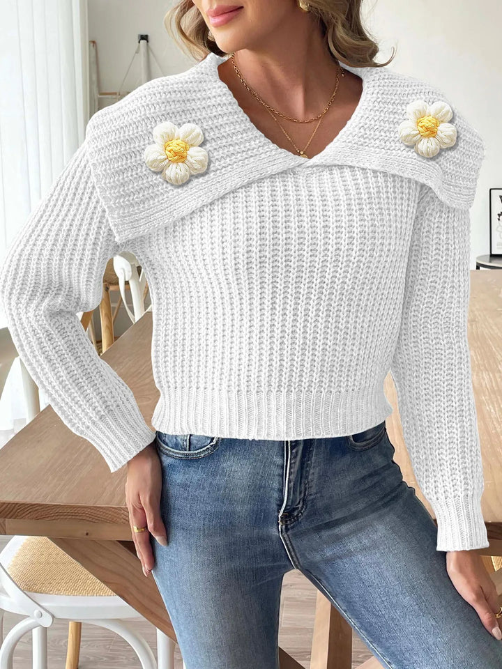Maglione donna con scollo a margherita unico, aderente, a maniche lunghe, perfetto per outfit eleganti invernali.