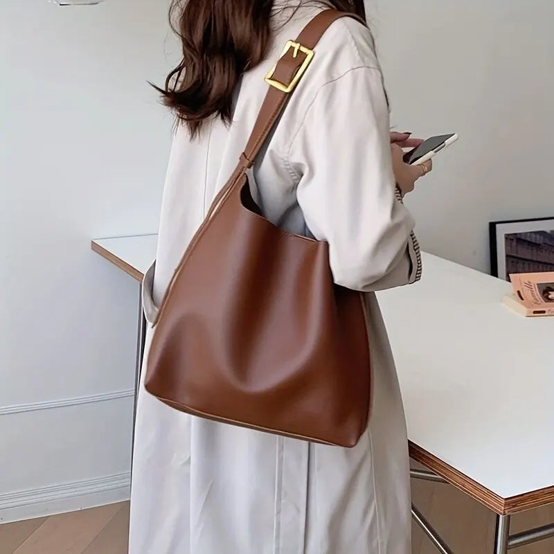 Borsa shopper da donna elegante in similpelle marrone, perfetta per uso quotidiano o ufficio, con spazio extra.
