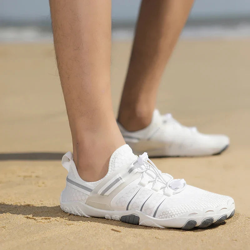 Scarpe acqua unisex nere con suola antiscivolo, ideali per spiaggia, nuoto e sport acquatici. Comode e rapida asciugatura.