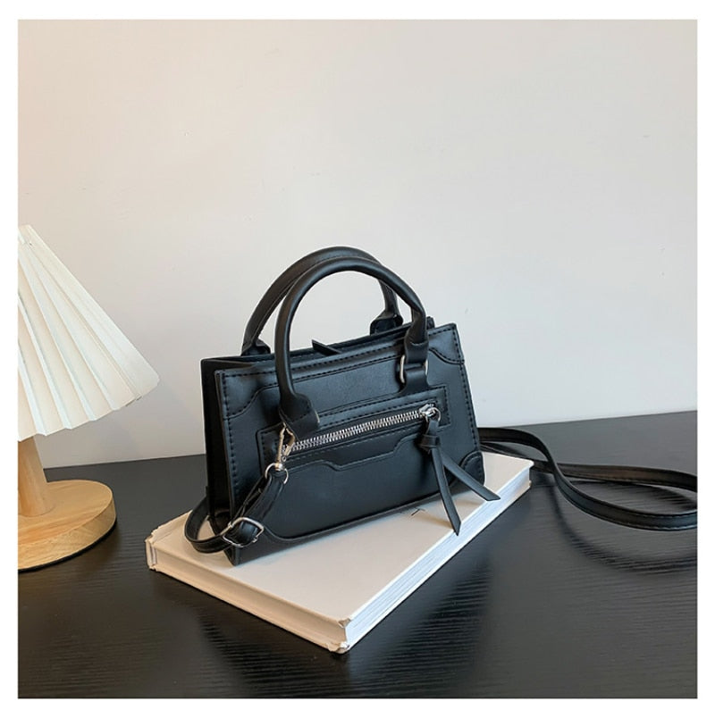 Borsa a tracolla nera da donna in pelle, elegante e versatile, perfetta per ogni outfit quotidiano o serale.