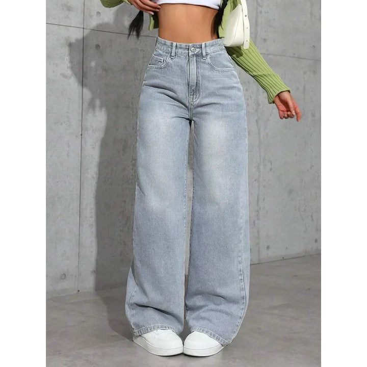 Jeans larghi da donna a vita alta. Design moderno, perfetti per un look casual e versatile.