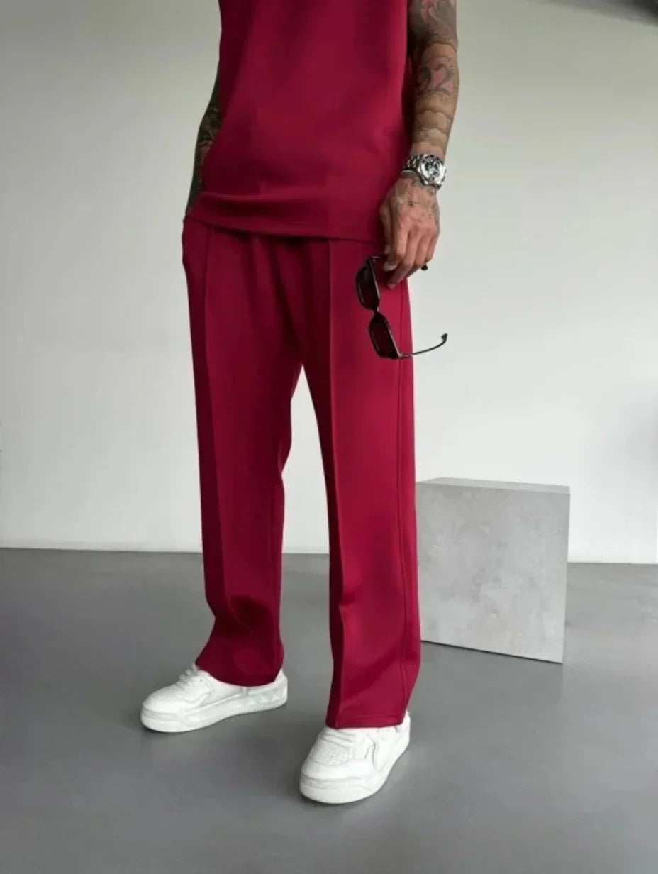 Completo uomo versatile per tempo libero, con top senza maniche e pantaloni sartoriali eleganti.