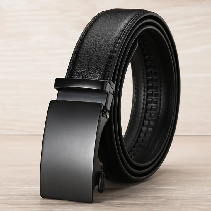 Cintura uomo in pelle PU nera di lusso, fibbia automatica lucida, accessorio regolabile per uno stile maschile sofisticato.