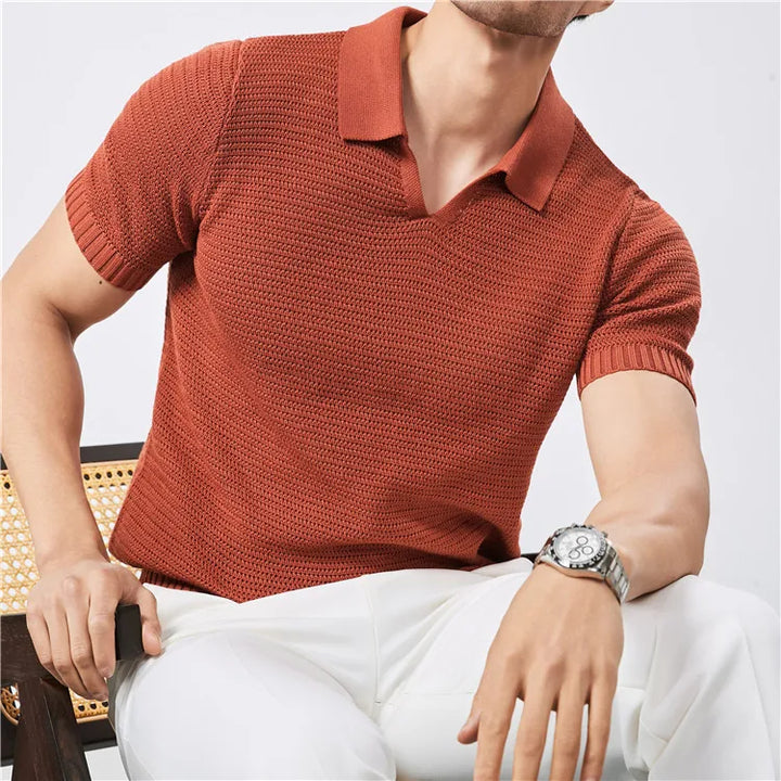 Polo uomo estiva di alta qualità, scollo a V. Design elegante e confortevole per le giornate calde.