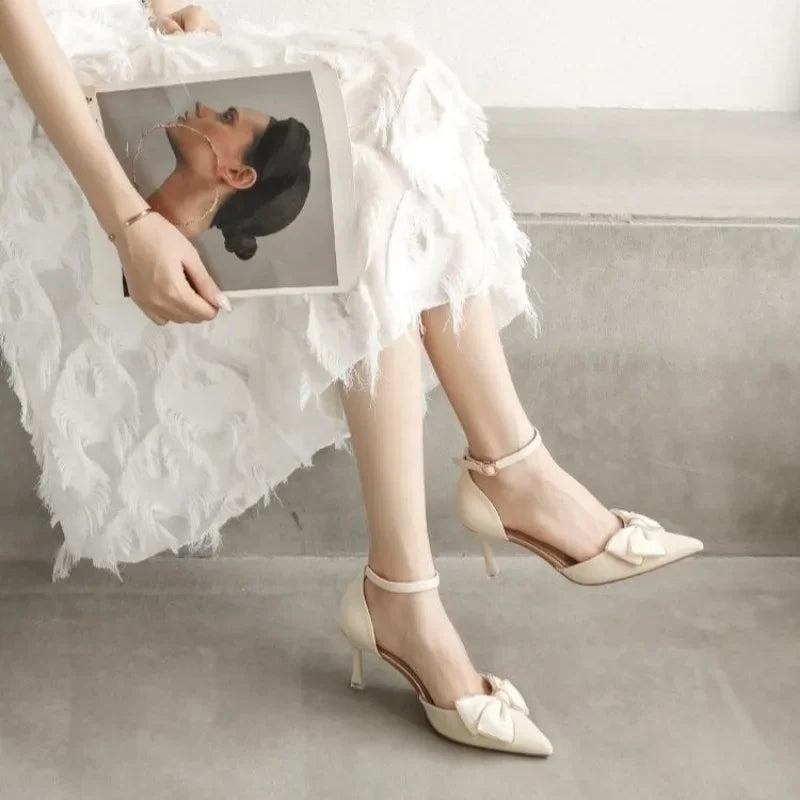 Décolleté donna moda femminile, scarpe da sera con fiocco, punta e cinturino caviglia, tacco medio elegante.