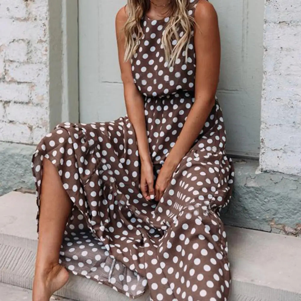 Vestito donna senza maniche con stampa a pois. Stile vintage per eleganza casual e moda estiva.