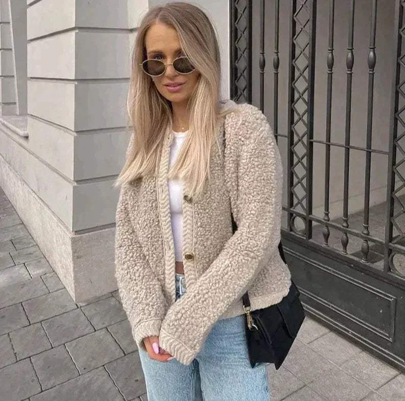 Giacca teddy corta beige donna, oversize e calda, moda autunno-inverno casual.
