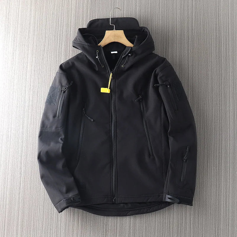 Giacca antivento uomo casual, con cappuccio. Capo versatile per abbigliamento maschile e comfort primavera/autunno.