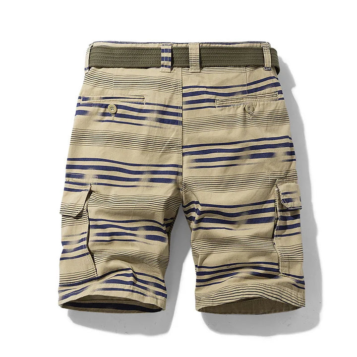 Uomo indossa pantaloncini cargo leggeri a righe, casual e versatili con tasche, ideali per la primavera.