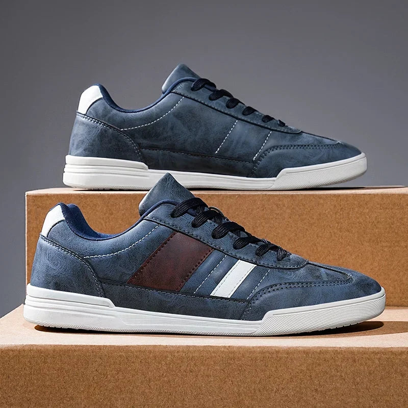 Sneakers basse uomo bicolore moderno (blu/arancio) per comfort quotidiano. Scarpe sportive casual alla moda.