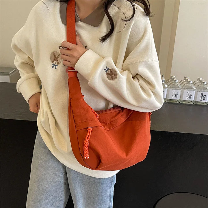Borsa donna casual chic, spaziosa per laptop e oggetti personali, resistente.