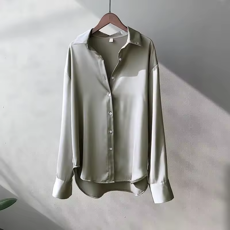 Blusa elegante e versatile donna in raso, con maniche lunghe e colletto, un must-have per la moda attuale.