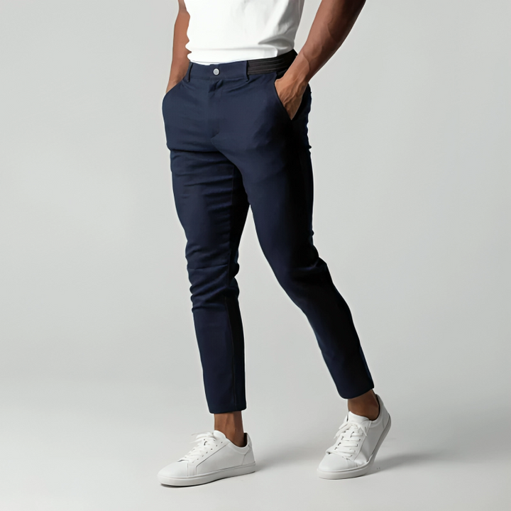 Chino uomo slim fit, taglio affusolato. Perfetti per un guardaroba versatile, dalla primavera all'autunno.