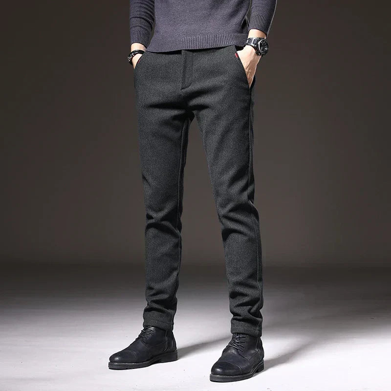 Pantaloni blu slim fit uomo, ideali per abbigliamento casual chic, formale e moda maschile.