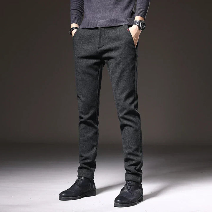 Pantaloni blu slim fit uomo, ideali per abbigliamento casual chic, formale e moda maschile.