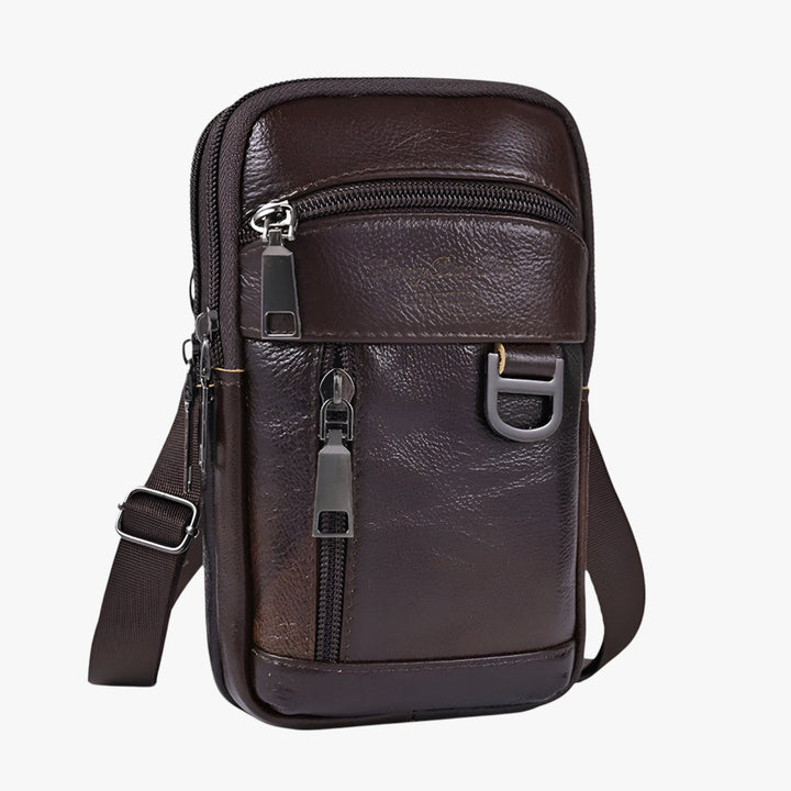 Dettaglio della borsa a tracolla da uomo marrone, perfetta per organizzare i tuoi essenziali.