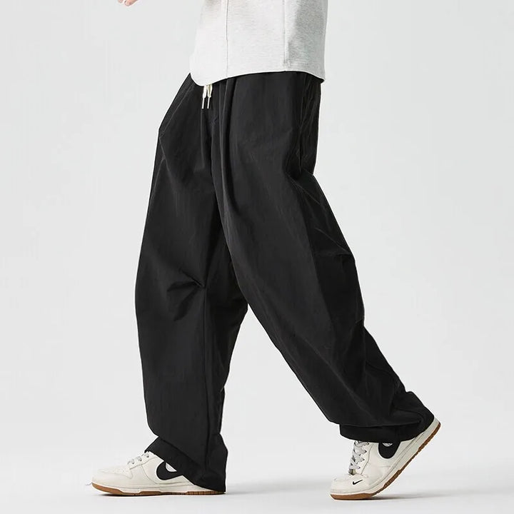 Streetwear uomo: pantaloni jogger a gamba larga, design moderno e vestibilità comoda. Ideali per un look casual.