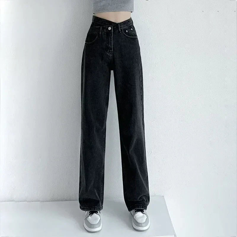 Jeans donna Mom fit a vita alta, vestibilità rilassata, ideali per outfit di moda casual e comodi per ogni giorno.