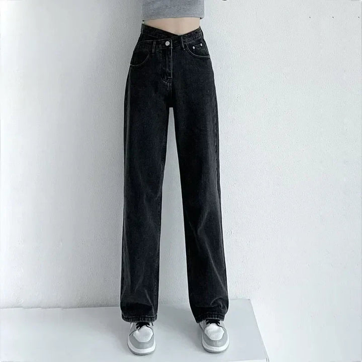 Jeans donna Mom fit a vita alta, vestibilità rilassata, ideali per outfit di moda casual e comodi per ogni giorno.