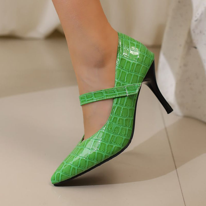 Scarpe décolleté primavera donna con cinturino, tacco a spillo e texture di tendenza effetto cocco.