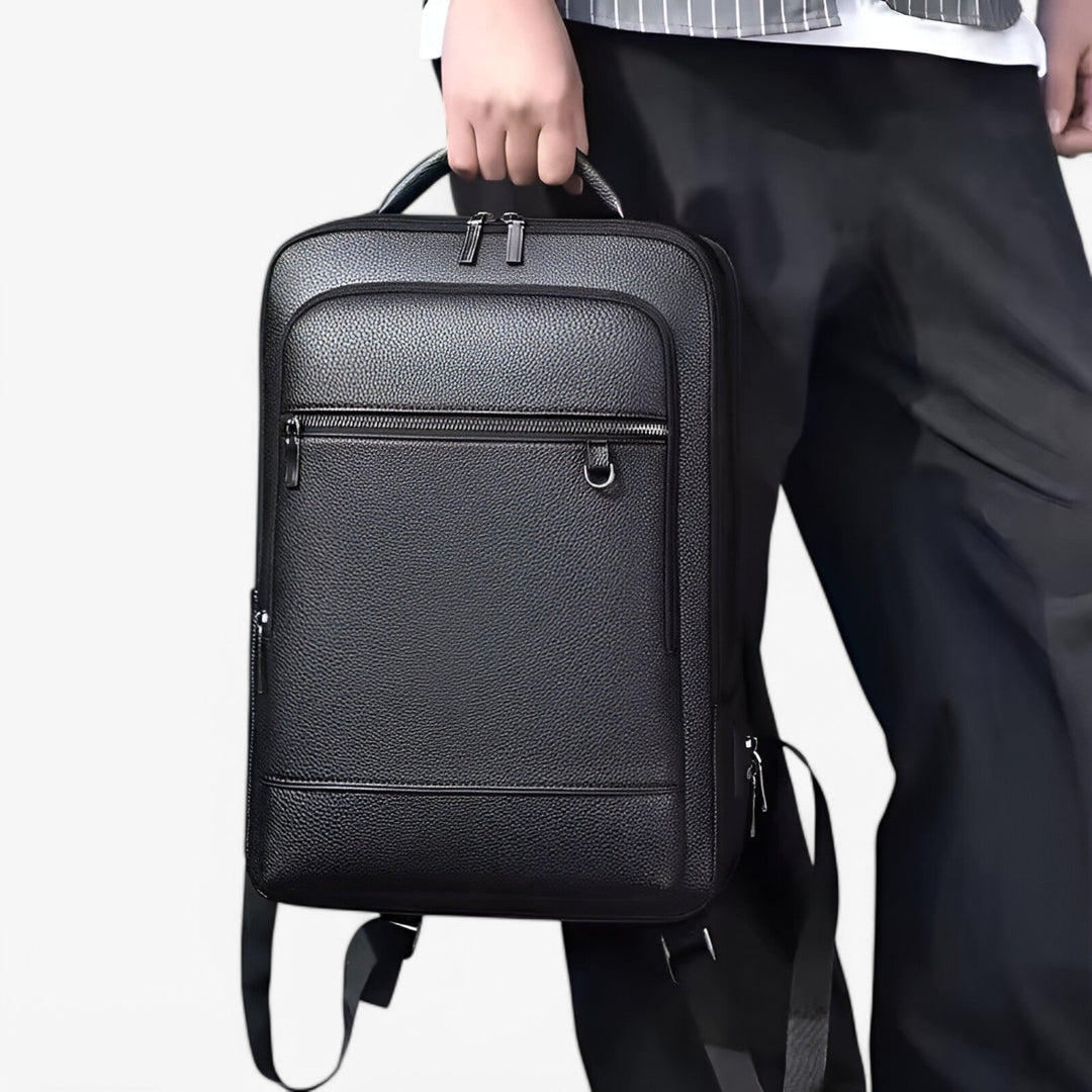 Zaino nero da uomo con porta laptop e scomparti interni per organizzazione quotidiana professionale.