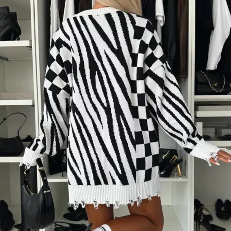 Fashion maglione donna a blocchi zebrati. Pullover oversize, caldo e alla moda per l'inverno.