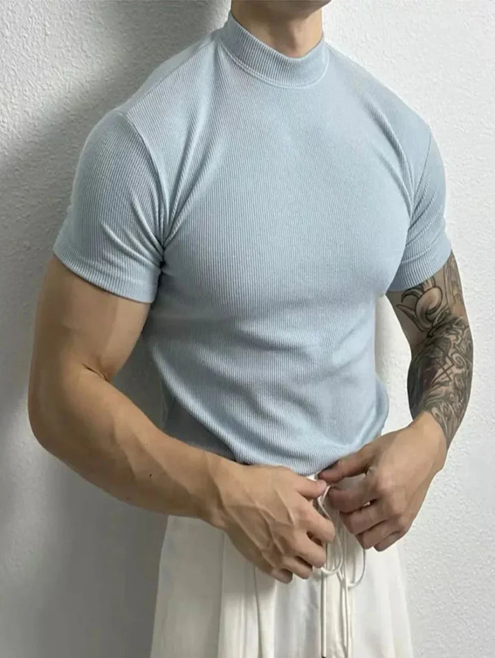 T-shirt uomo manica corta, slim fit, con collo alto. Ottima per fitness, asciuga rapidamente e assorbe sudore.