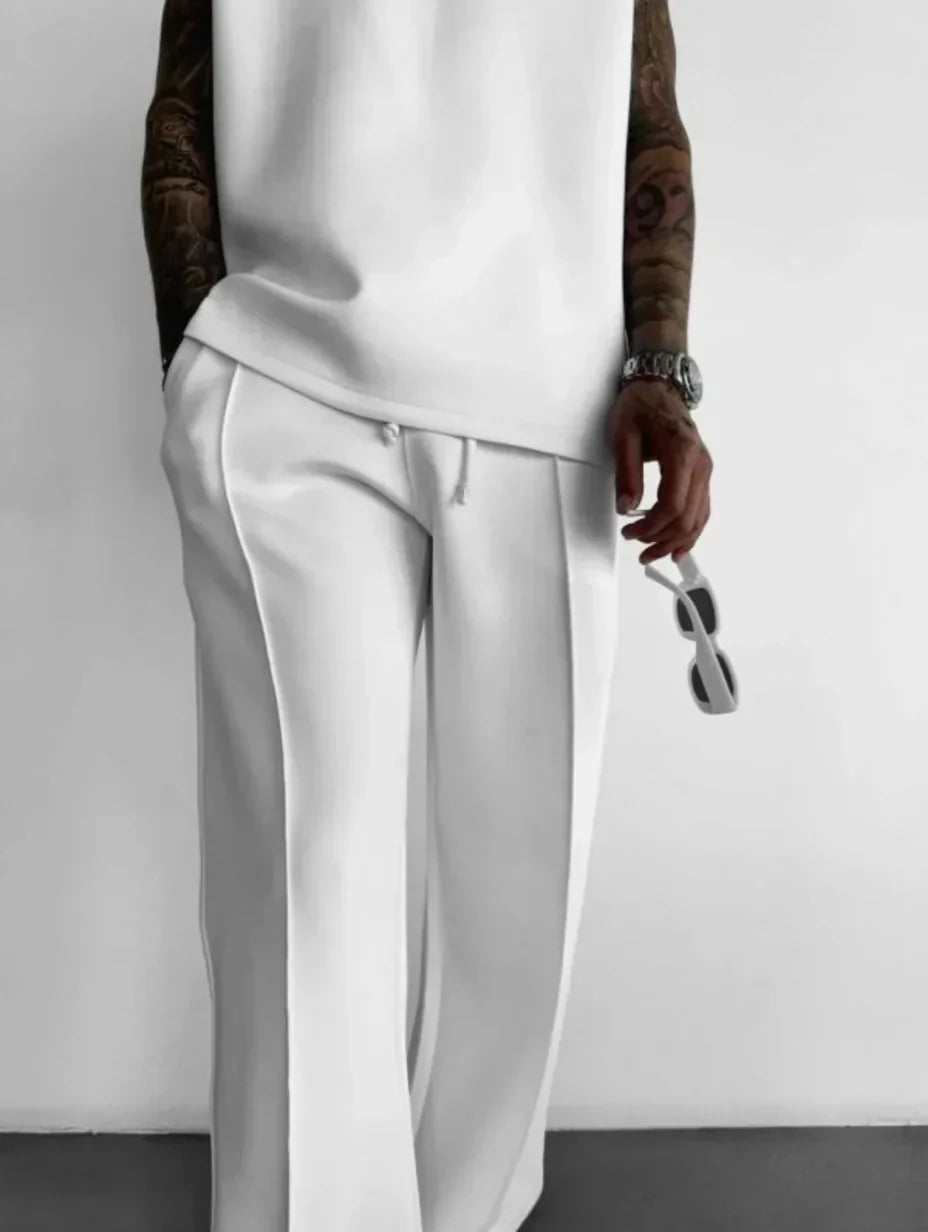 Completo due pezzi casual uomo, top sleeveless e pantaloni sartoriali, per il massimo comfort e stile.