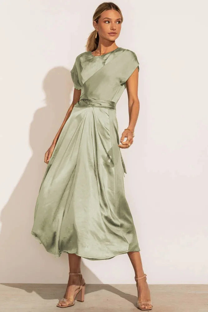 Abito midi nero classico, vestito elegante da donna per look raffinati in ogni stagione.