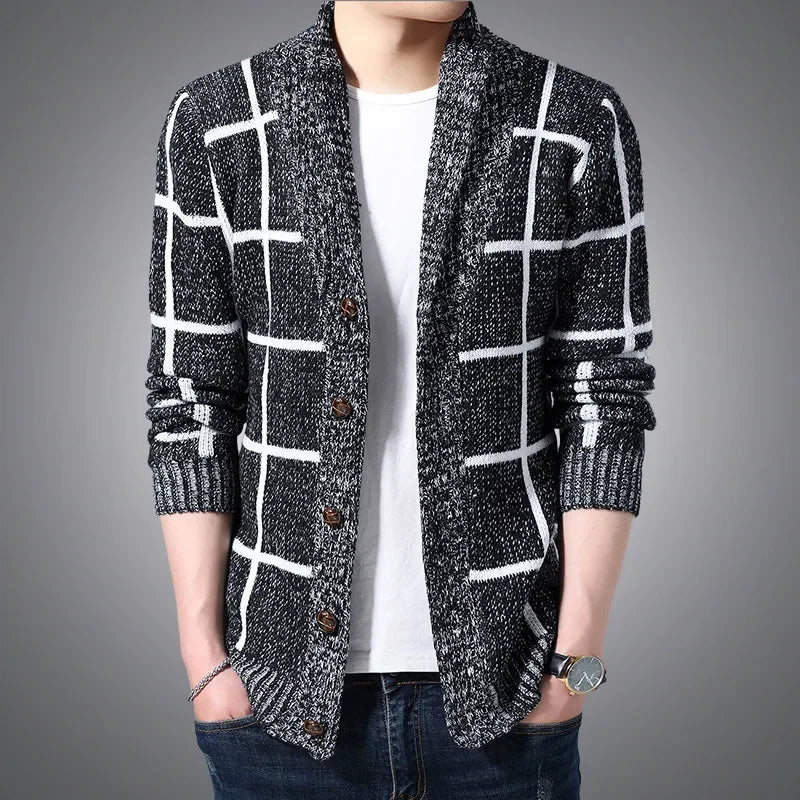 Maglia cardigan uomo in maglieria con bottoni. Disponibile in nero, blu, grigio. Stile classico e raffinato.