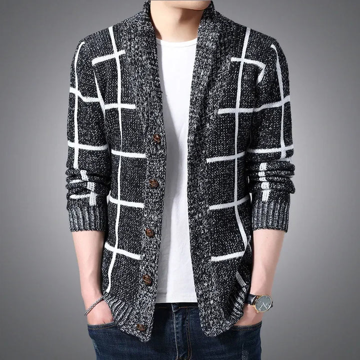 Maglia cardigan uomo in maglieria con bottoni. Disponibile in nero, blu, grigio. Stile classico e raffinato.