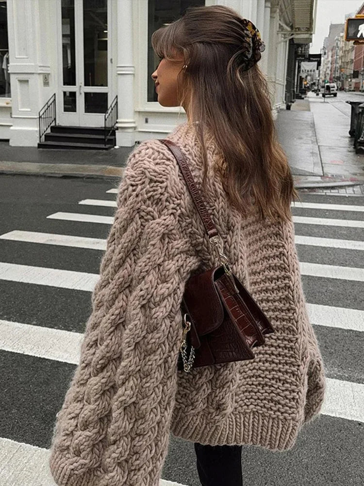 Maglione donna invernale oversize, design a trecce e maniche a sbuffo. Look elegante e caldo per ogni occasione.