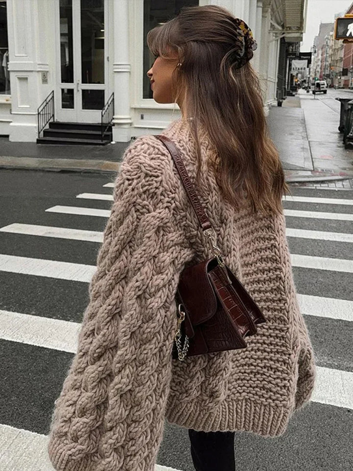 Maglione donna invernale oversize, design a trecce e maniche a sbuffo. Look elegante e caldo per ogni occasione.