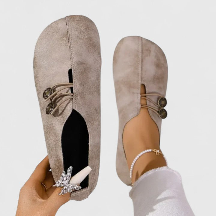 Mocassini aperti donna eleganti, colore neutro, perfetti per comfort quotidiano e outfit primavera-estate.