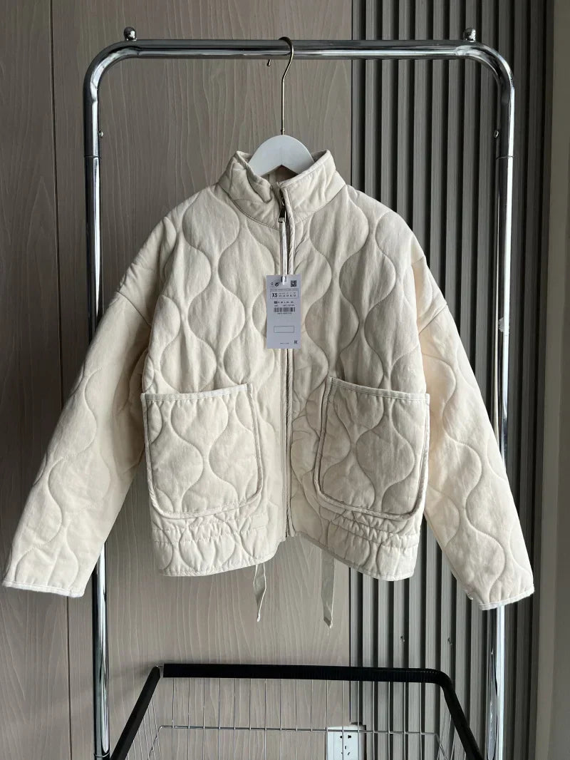 Giacca piumino donna, elegante ma casual, con tasche. Abbigliamento capospalla per stile quotidiano.