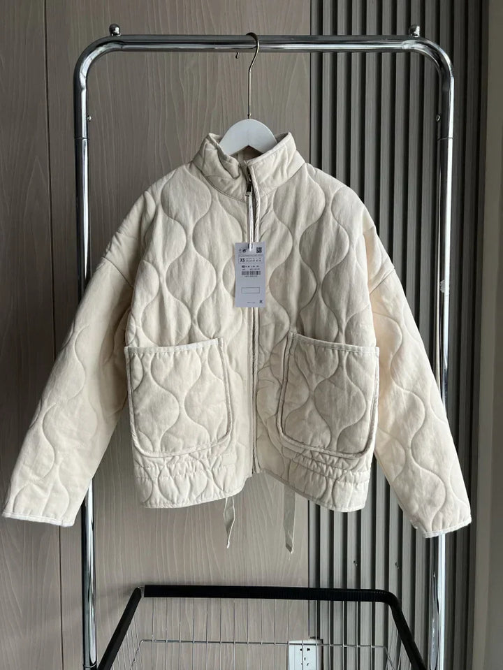 Giacca piumino donna, elegante ma casual, con tasche. Abbigliamento capospalla per stile quotidiano.
