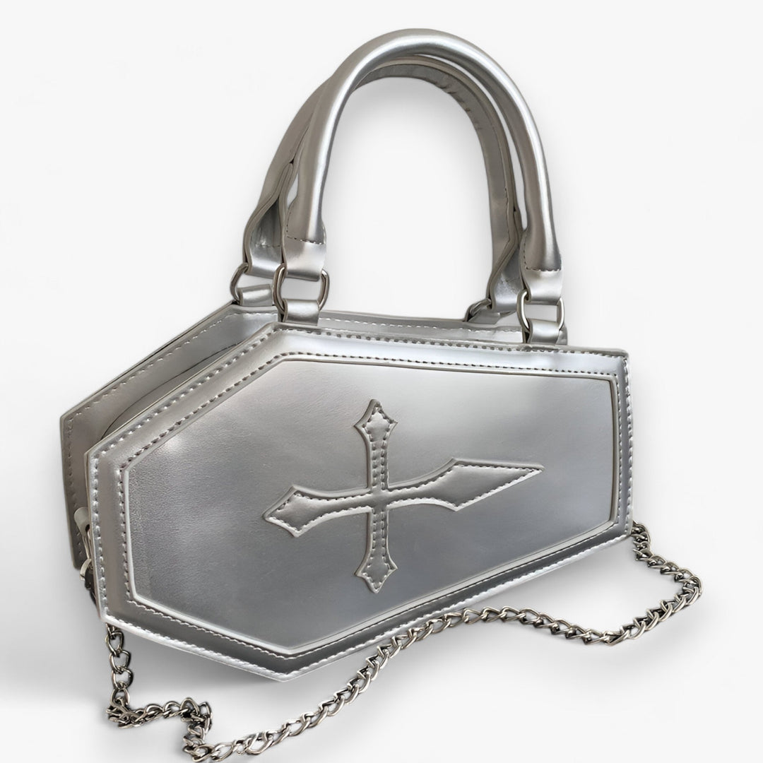 Primo piano borsa a mano donna, evidenziando la catena geometrica. Eleganza e stile in un accessorio.