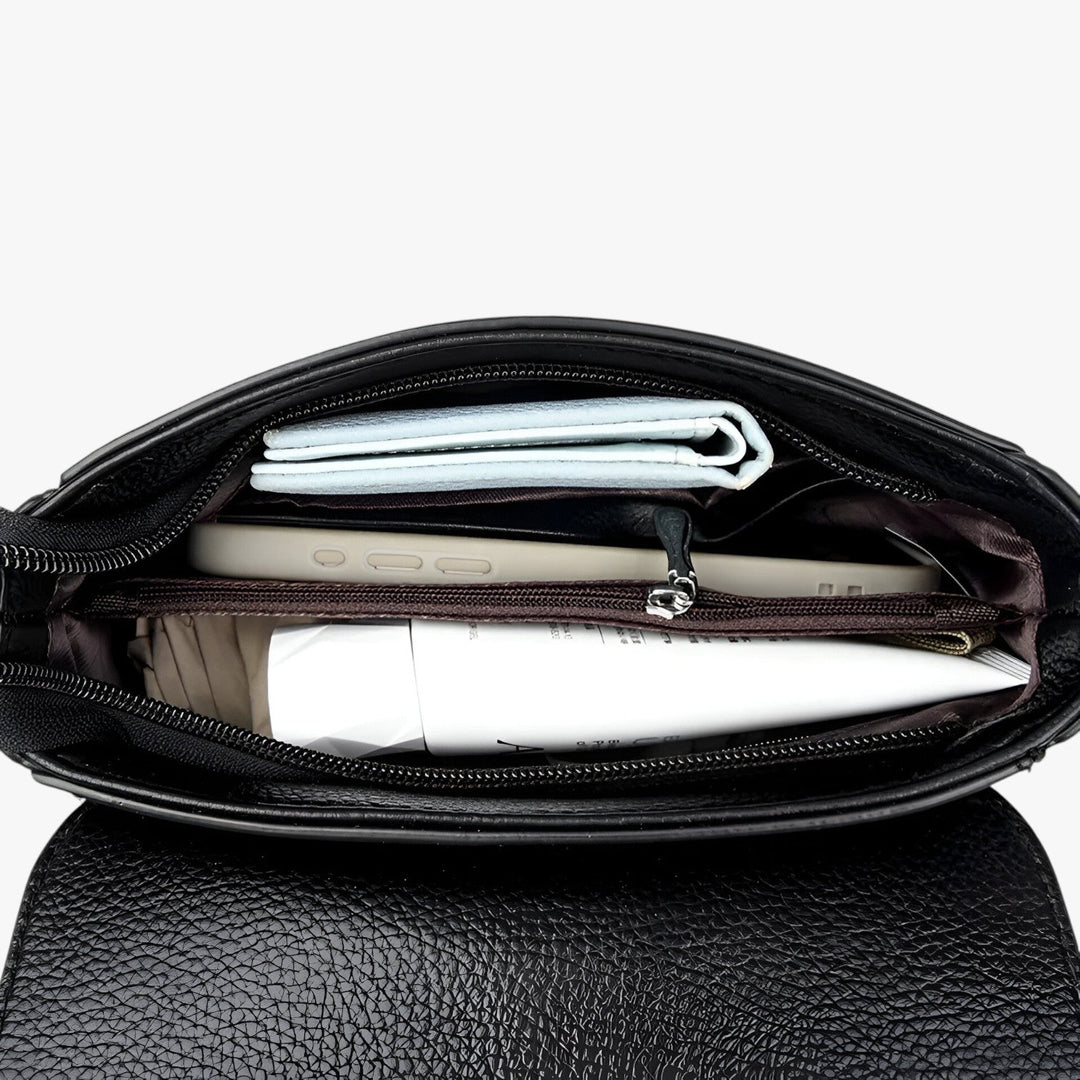 Borsa a tracolla elegante da donna in materiale sintetico con patta, accessorio moda chic e versatile.