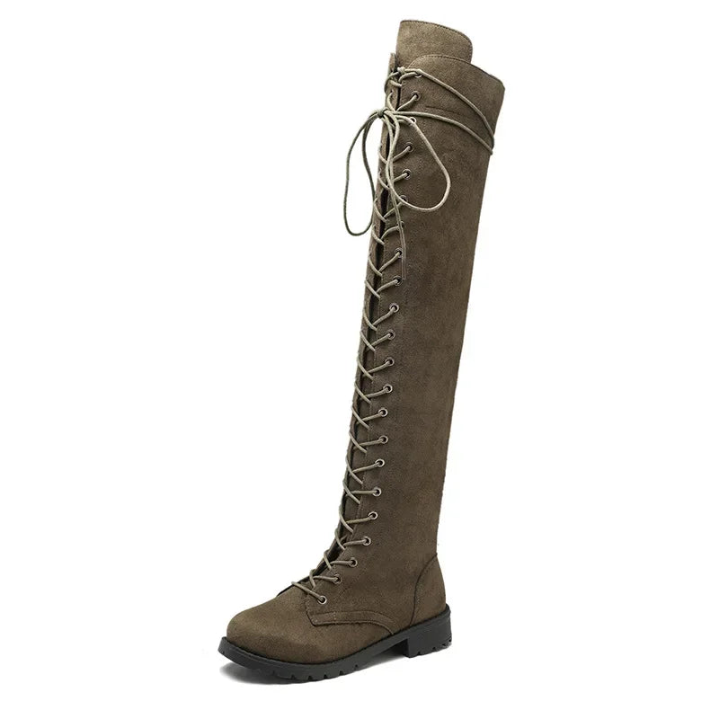 Scarpe eleganti: stivali neri in similpelle con tacco alto, perfetti per la moda donna invernale.
