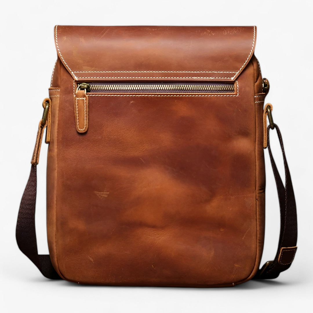Interno spazioso di borsa messenger marrone unisex con organizer, perfetta per documenti e accessori quotidiani.